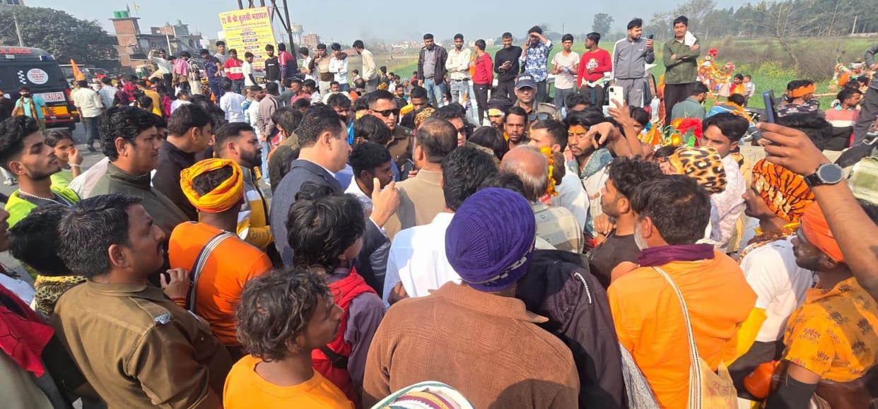 Kanwariya injured in bike collision, companions set the vehicle on fire