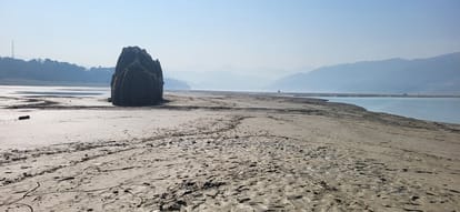सांडू मैदान में पूरी तरह बाहर आए ऐतिहासिक मंदिर। संवाद