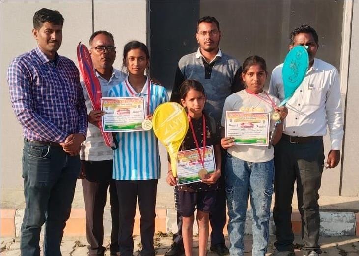 Students of Muhammadabad Gohna became champions in divisional badminton