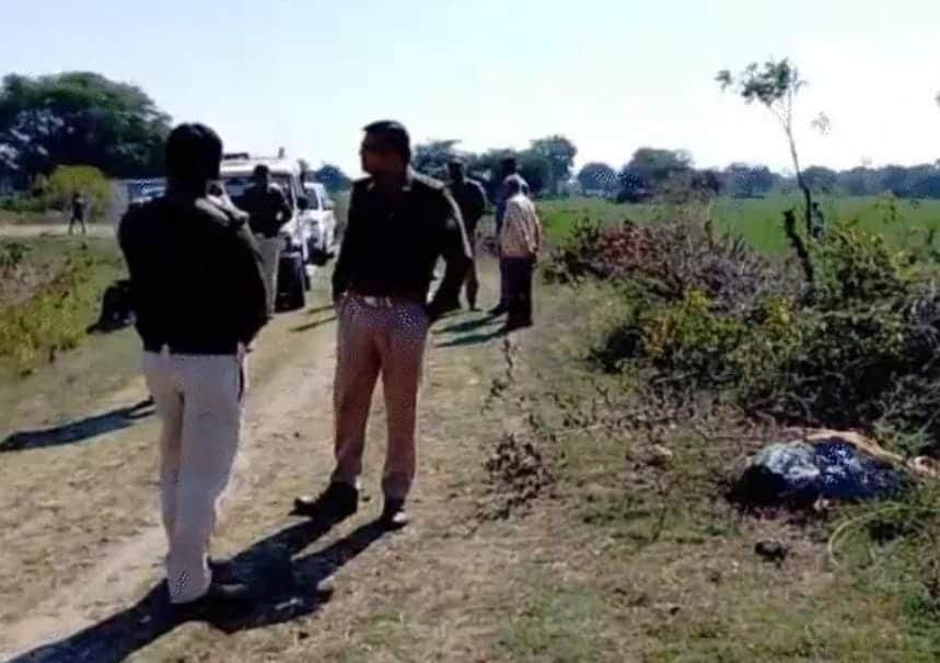 घटनास्थल पर जांच करती पुलिस