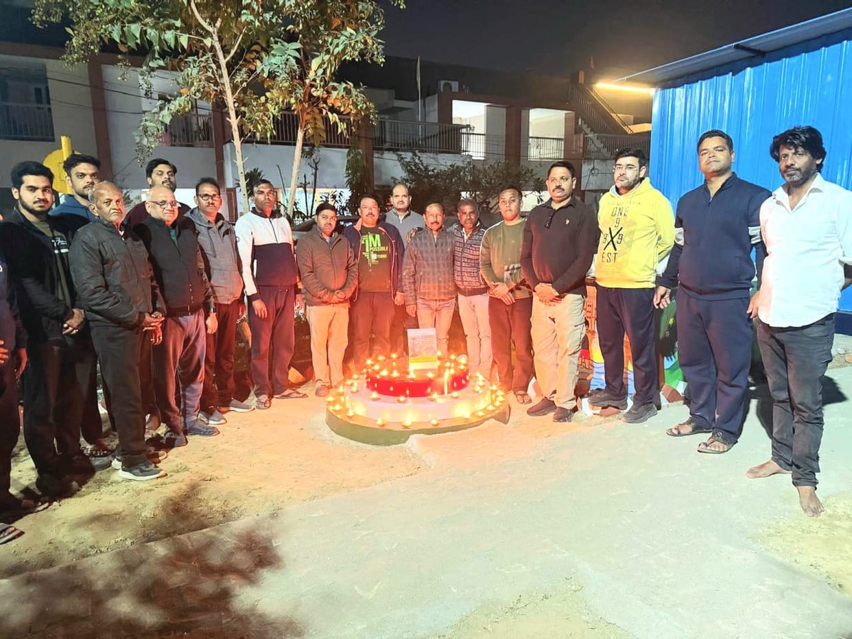 Paid tribute to the martyrs of Pulwama by lighting candles