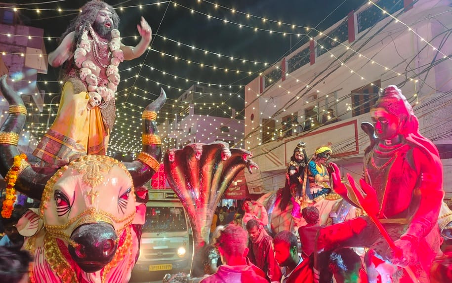 Shiva procession decorated amidst flower shower and bell ringing