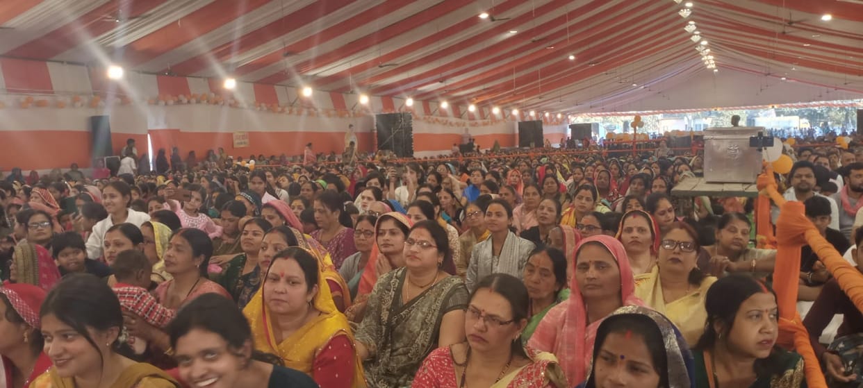 Devotees were moved by listening to the childhood pranks of Shri Ram.