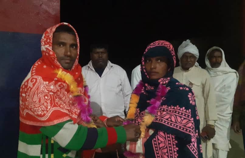 दोघट थाने के बाहर भतीजा अपनी चाची को माला डालते हुए