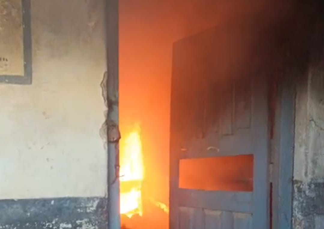 दमोह में जर्जर स्कूल भवन में लगी भीषण आग