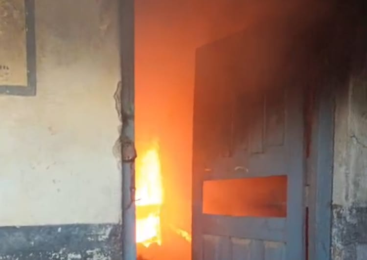 Damoh News: दमोह में जर्जर स्कूल भवन में लगी भीषण आग, पुरानी किताबें और फर्नीचर जलकर खाक