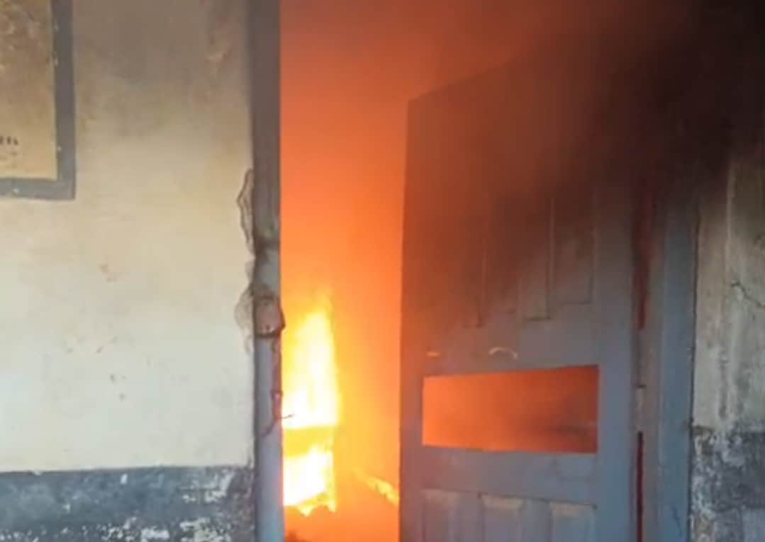 दमोह में जर्जर स्कूल भवन में लगी भीषण आग