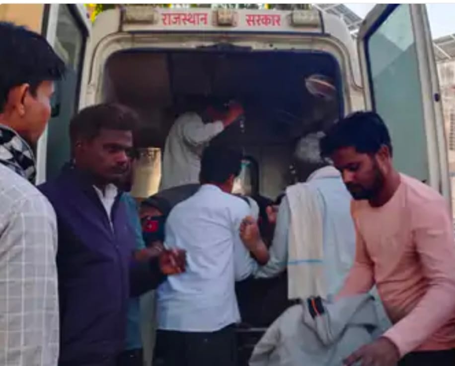 घायल को अस्पताल लेकर जाते हुए