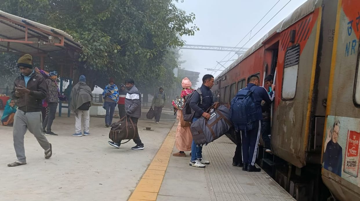 Jind-Delhi passenger train will stop at Lakhanmajra station.