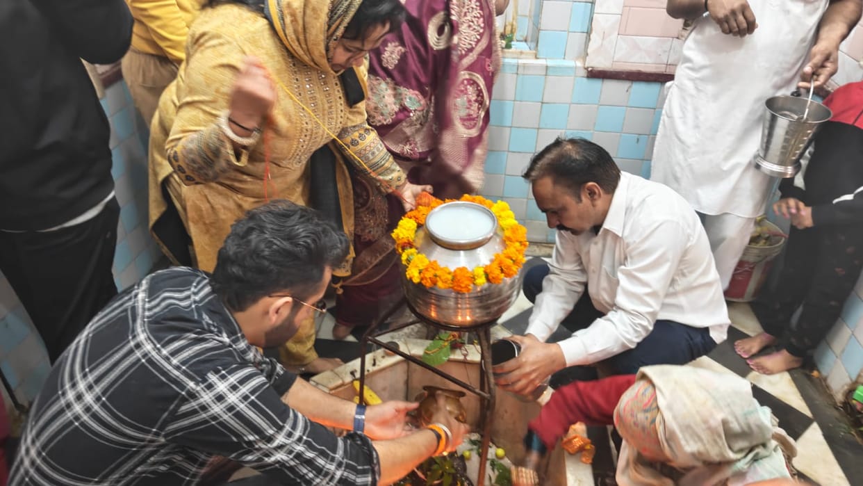 Mahashivratri is celebrated with great enthusiasm, people are competing to offer water.