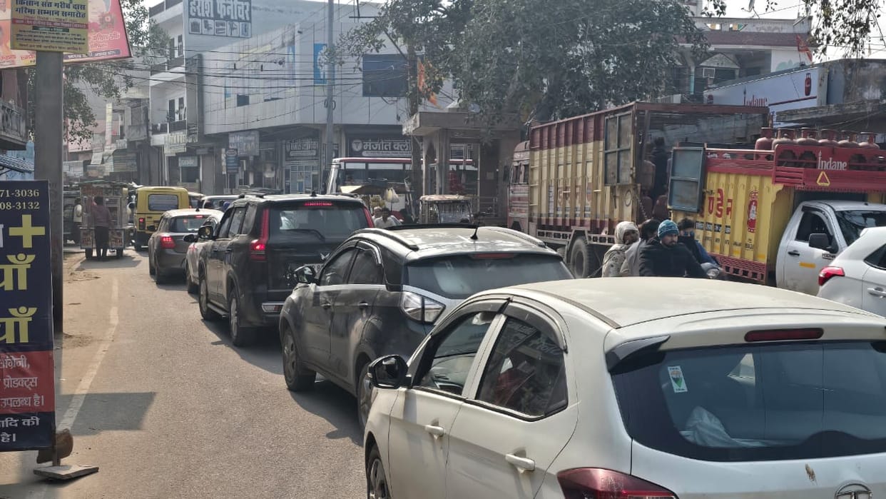 Traffic jams are created due to lack of signal lights