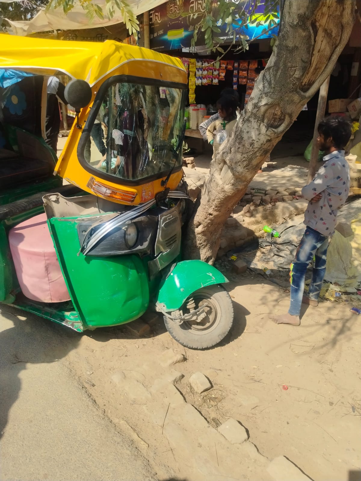 Auto collided with Max vehicle, five passengers injured