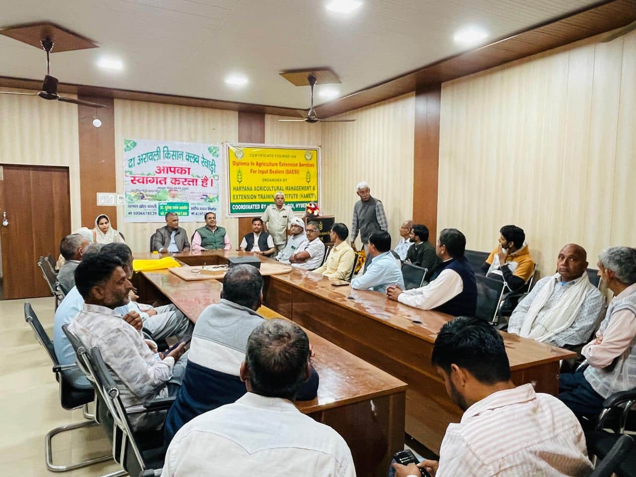 अरावली किसान क्लब की आयोजित मासिक बैठक में वार्तालाप करते अधिकारी व किसान। स्रोत : क्लब