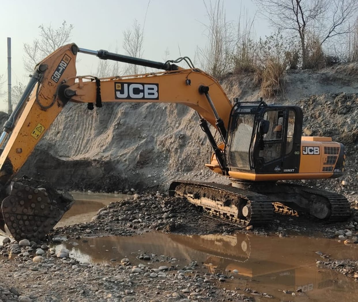 Poclain machine involved in illegal mining seized