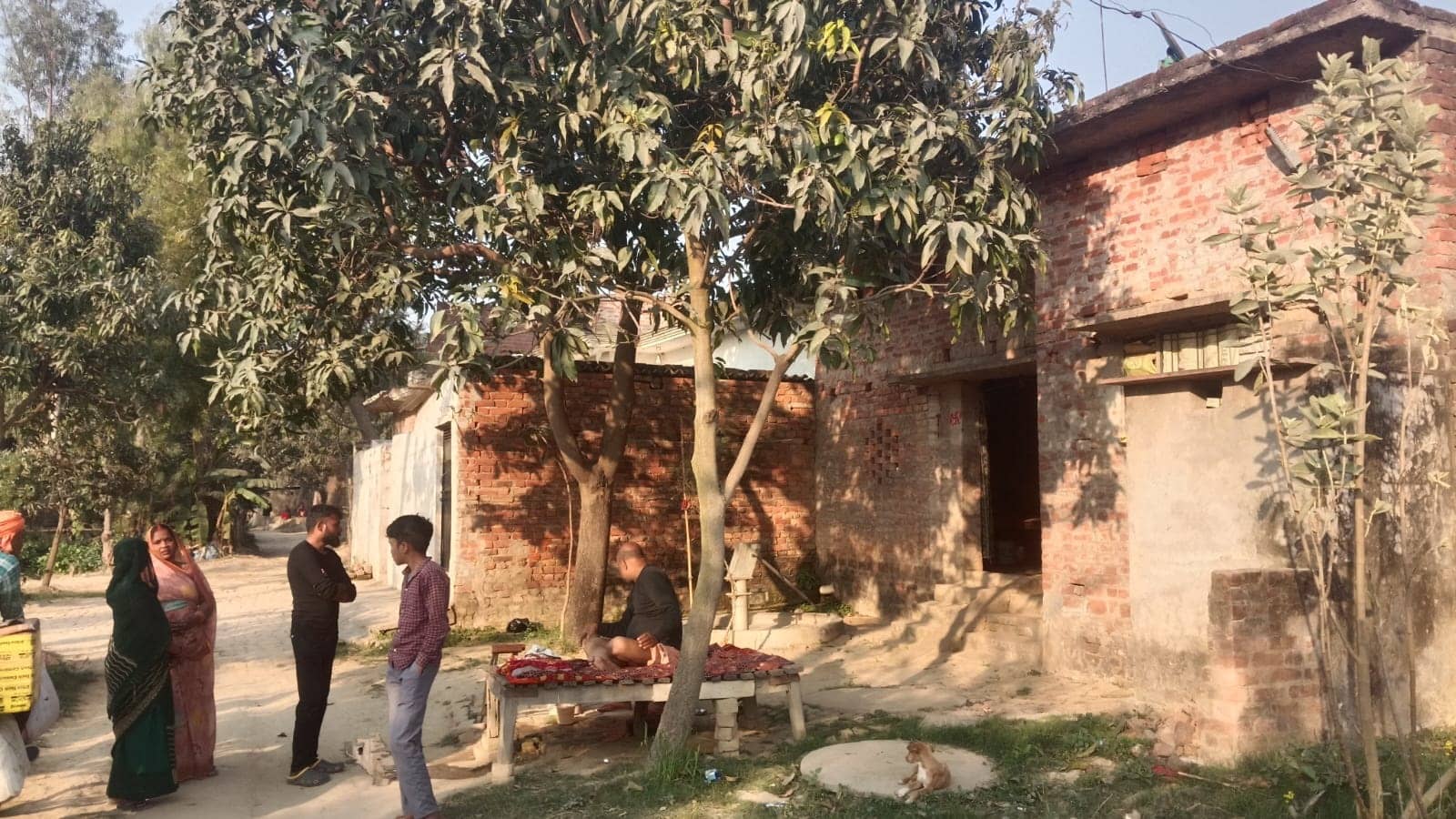 बरहज के कपरवार स्थित सरस्वती नगर में आशियाना बनाये कुरह परसियां गांव के विस्थापित    संवाद