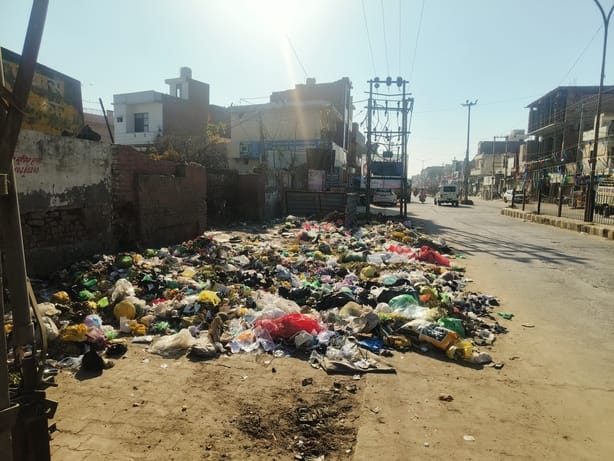 Two months have passed since the work order was issued, but door-to-door garbage collection has not started.