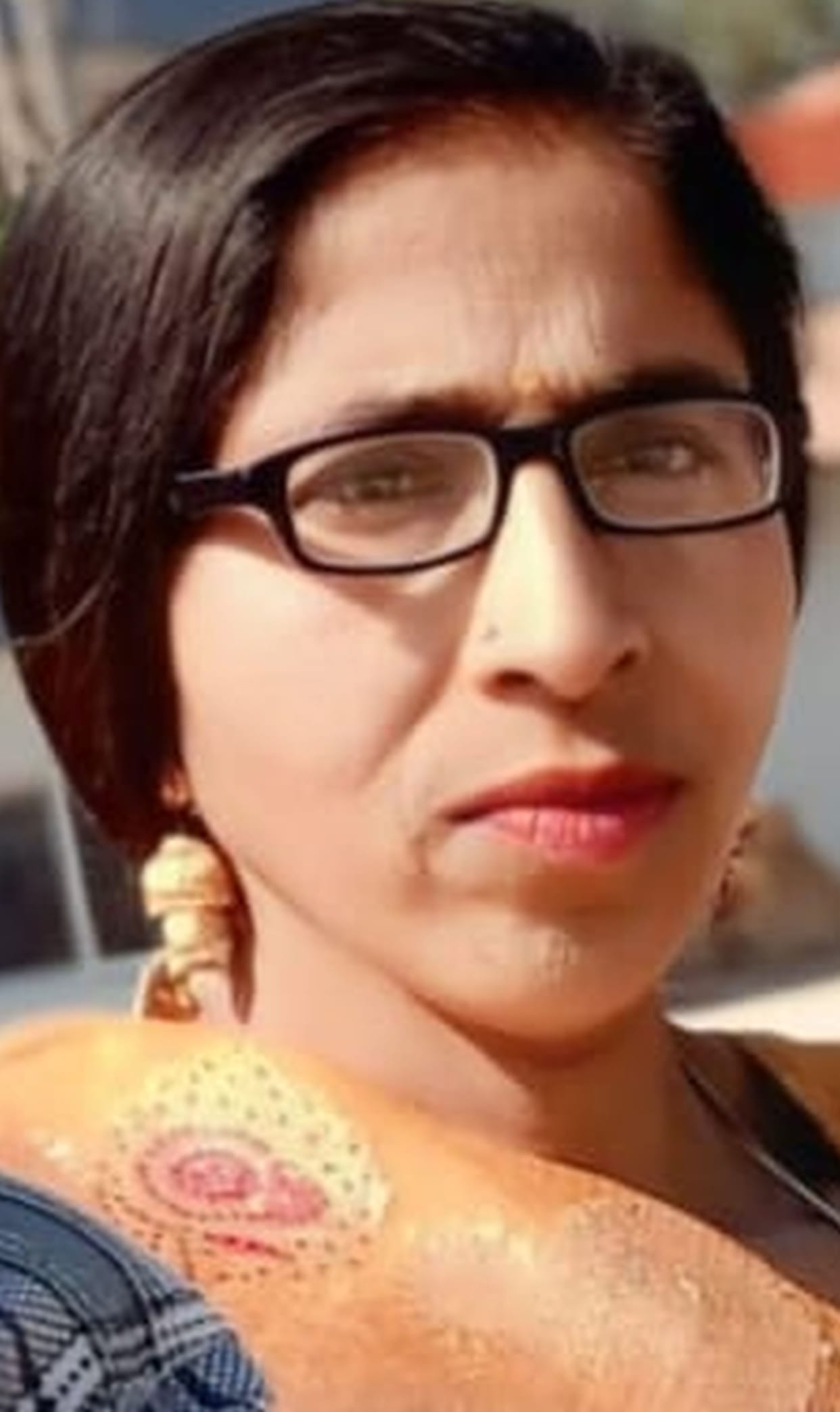 The half-burnt body of the aunt of a member of the State Women's Commission was found.