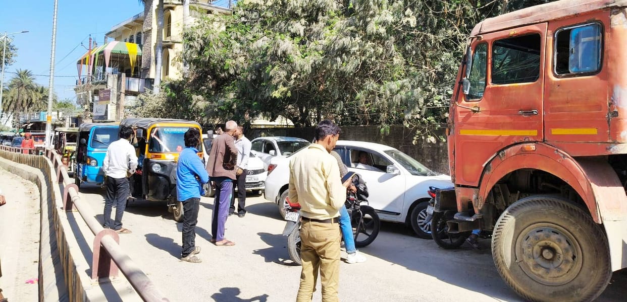 Trailer enters no-entry zone, halts traffic in Civil Lines for 30 minutes