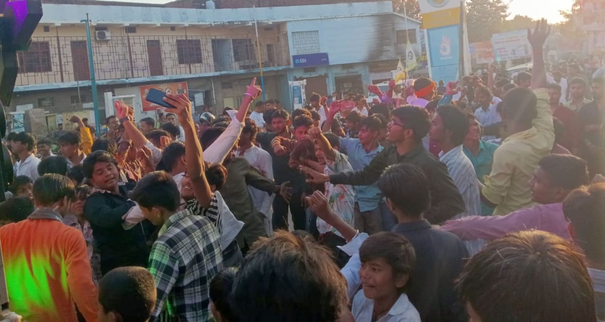 A grand Shiva procession was taken out with great fanfare, and devotees danced with great enthusiasm.