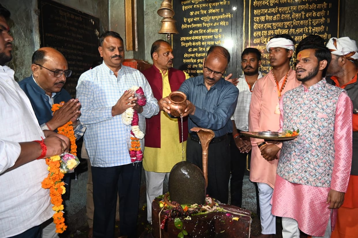 SP performed Jalabhishek at Somnath Char Temple, sought blessings for happiness and prosperity