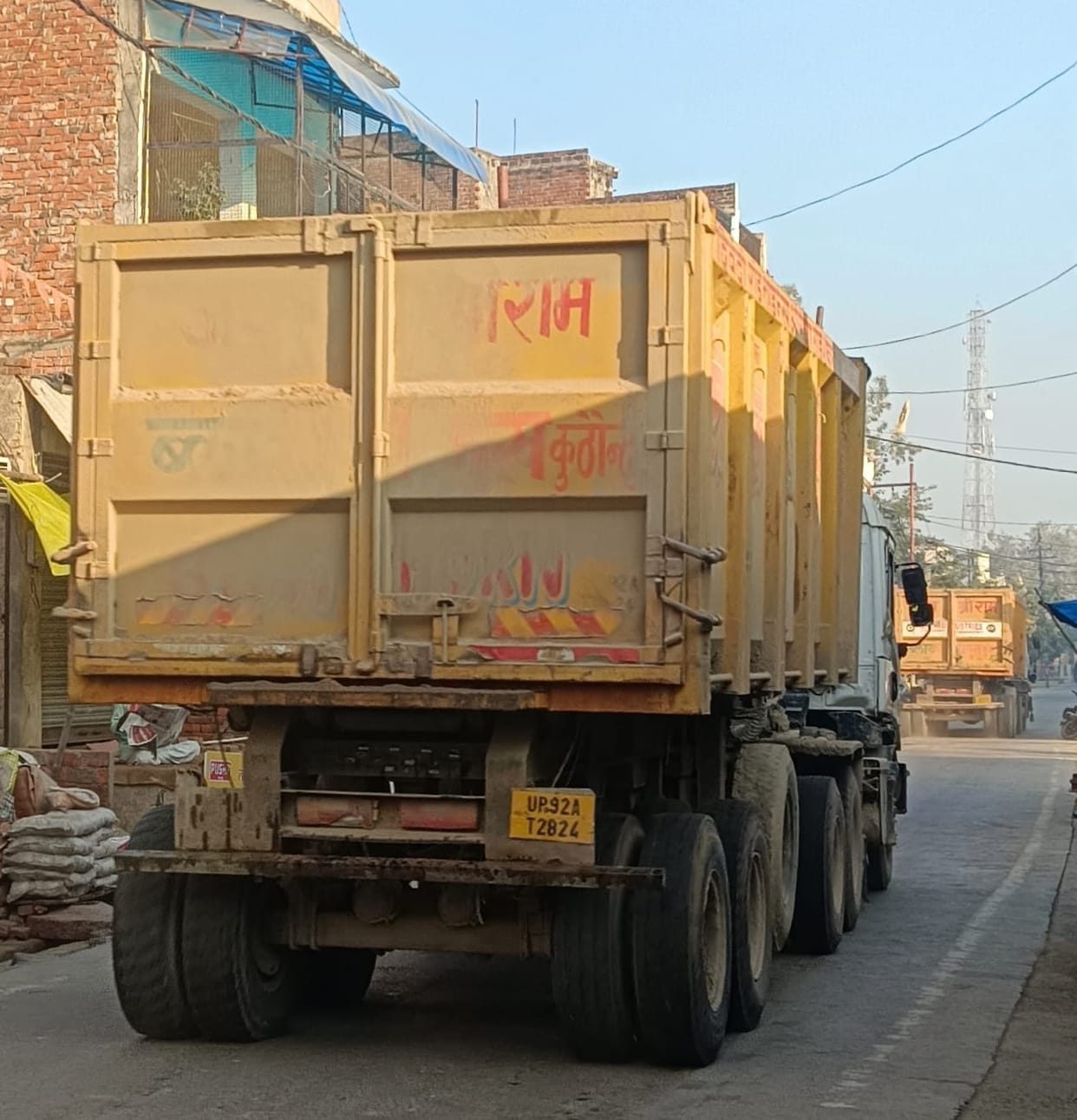 The height gauge on the canal bridge broke, heavy vehicles passing through the damaged bridge