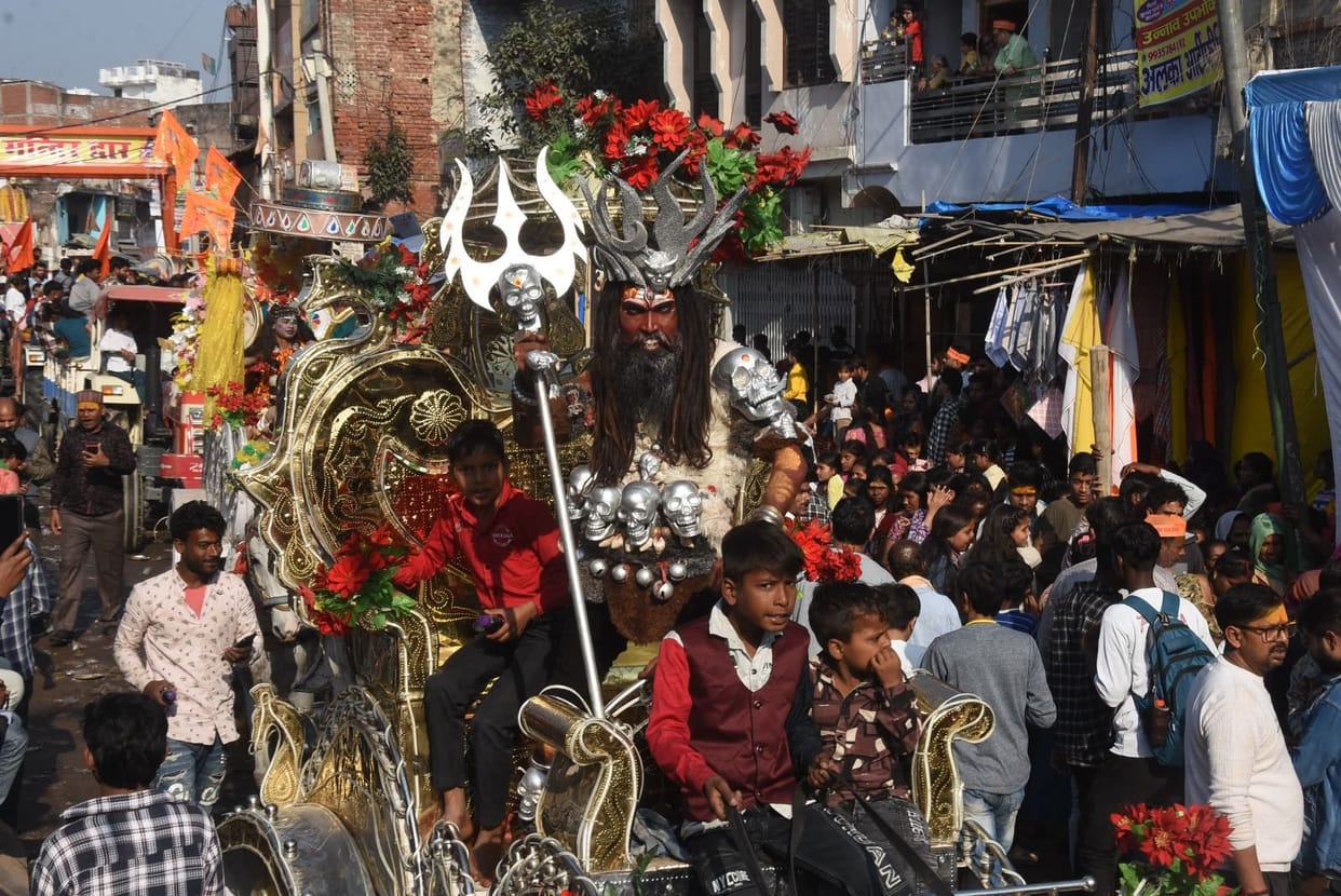 Look, Shiva's wedding procession is on its way to marry Gaura.