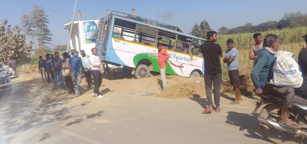 The bus went out of control and fell into a ditch, injuring five people after falling on each other.