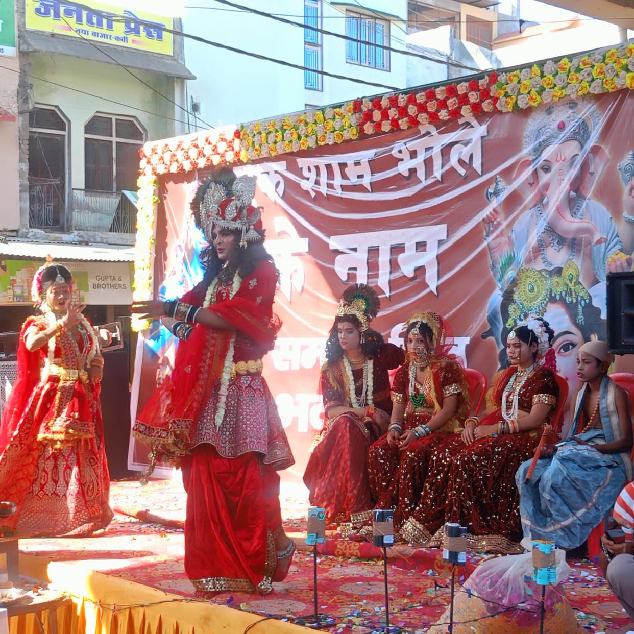 The procession of Bhole started from Mattagajendra Nath temple with the band and shehnai of Jabalpur.