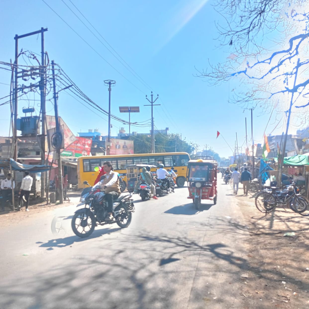 Due to encroachment on the Karvi-Pahari road, it is difficult to pass through.