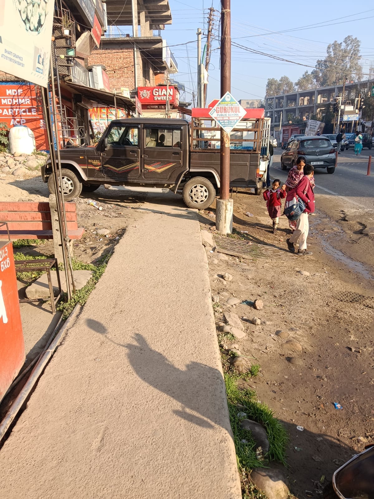 Problem due to haphazard parking of vehicles at Dakri Chowk