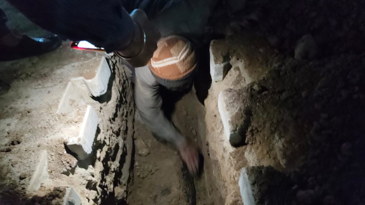 Sewerage lines are being laid without beds in the dark of night.