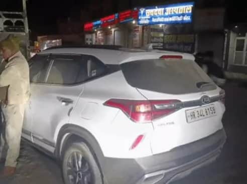 घटना के बाद खड़ी क्षतिग्रस्त कार। स्रोत : वीडियो ग्रैब