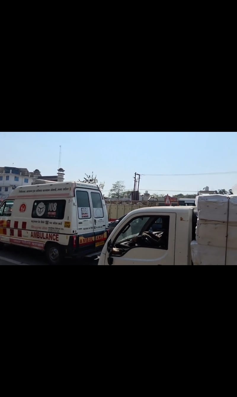 Hardoi-Lucknow road jammed, patient in ambulance was troubled