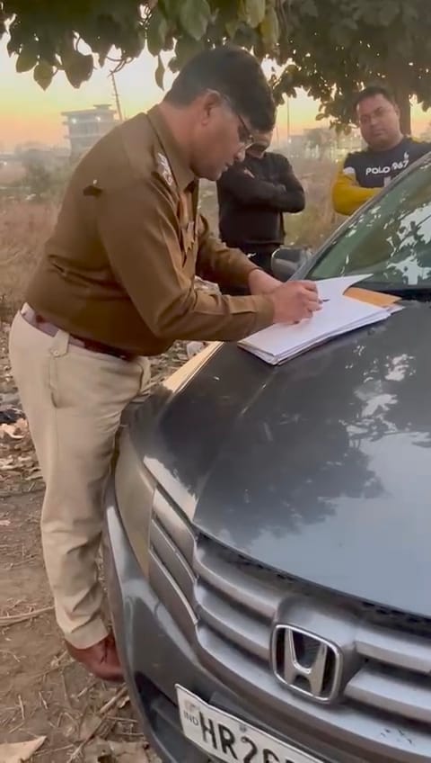 Manager- You cannot talk to me in such a rude manner. Chowki Incharge- I have seen many like you, if you want you can complain to the Prime Minister.