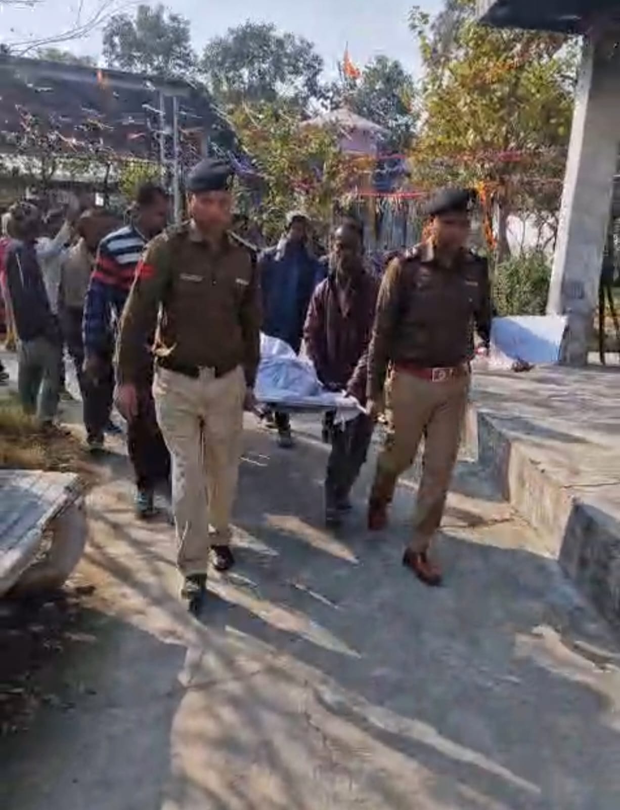 Two police officers carried the father's body on their shoulders and performed his last rites.