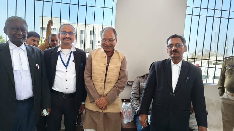 Bihar: 14 साल पुराने केस में काराकाट सांसद को मिली बड़ी राहत, कलेक्ट्रेट फूंकने के आरोप से कोर्ट ने किया बरी