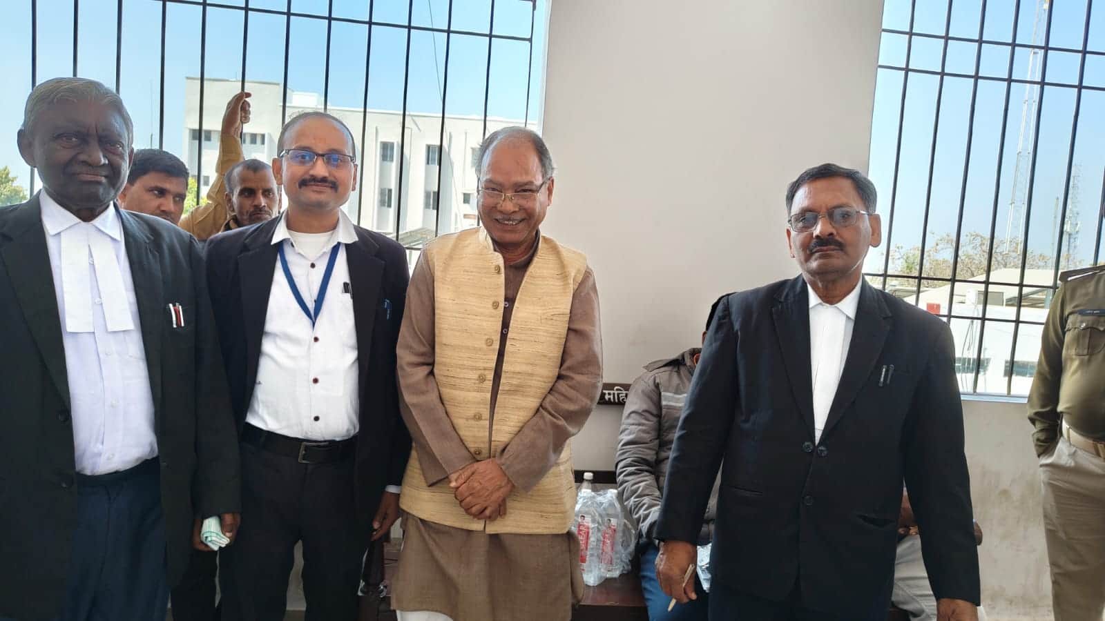 कोर्ट के फैसले के बाद अधिवक्ताओं के साथ सांसद