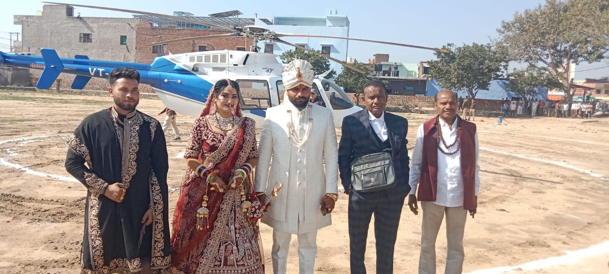 The councilor's bride arrived by helicopter.
