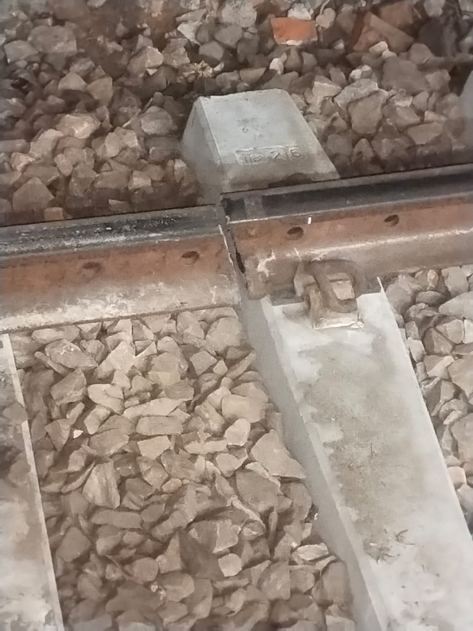 Fracture on down loop railway track, repaired within an hour
