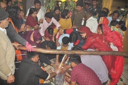The Shiva temple resounded with the chants of Har Har Mahadev and performed Jalabhishek.