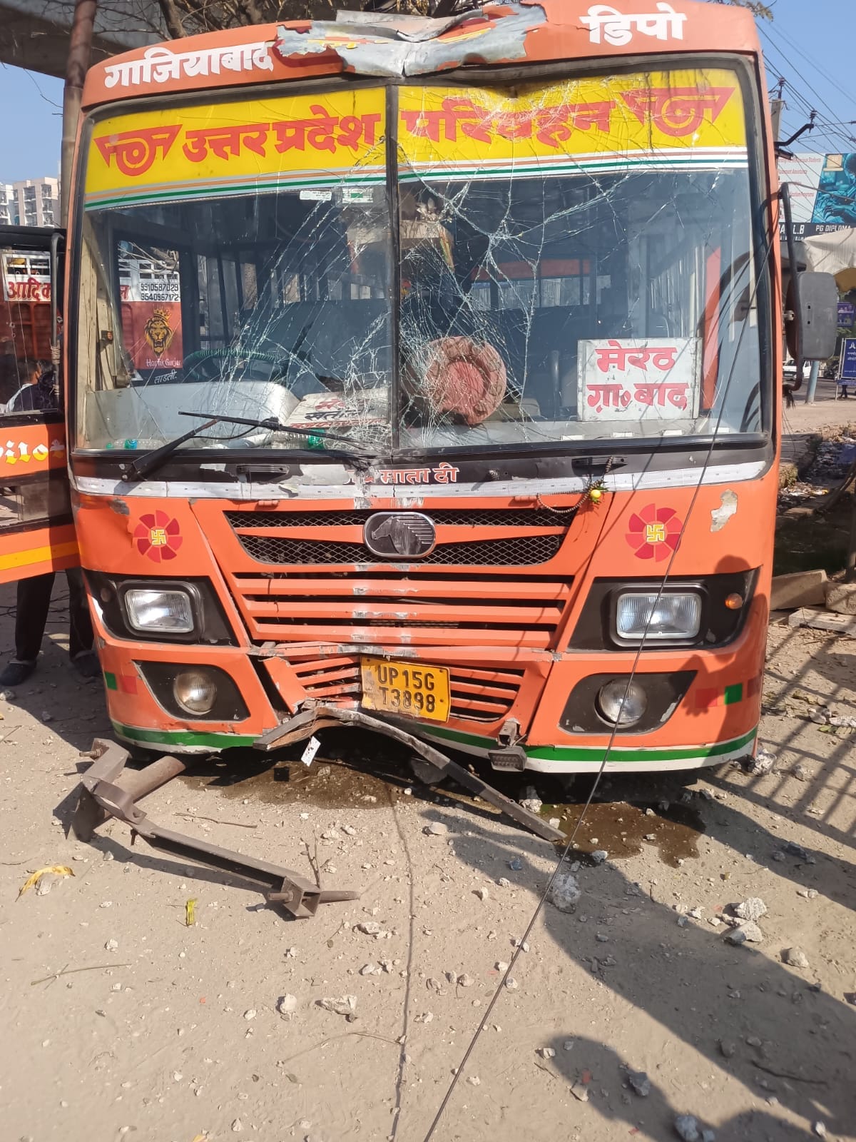 A wheel of the bus came off due to a broken spring, a major accident was averted.