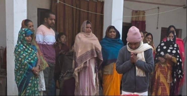 मृतका के दरवाजे पर लगी भीड़