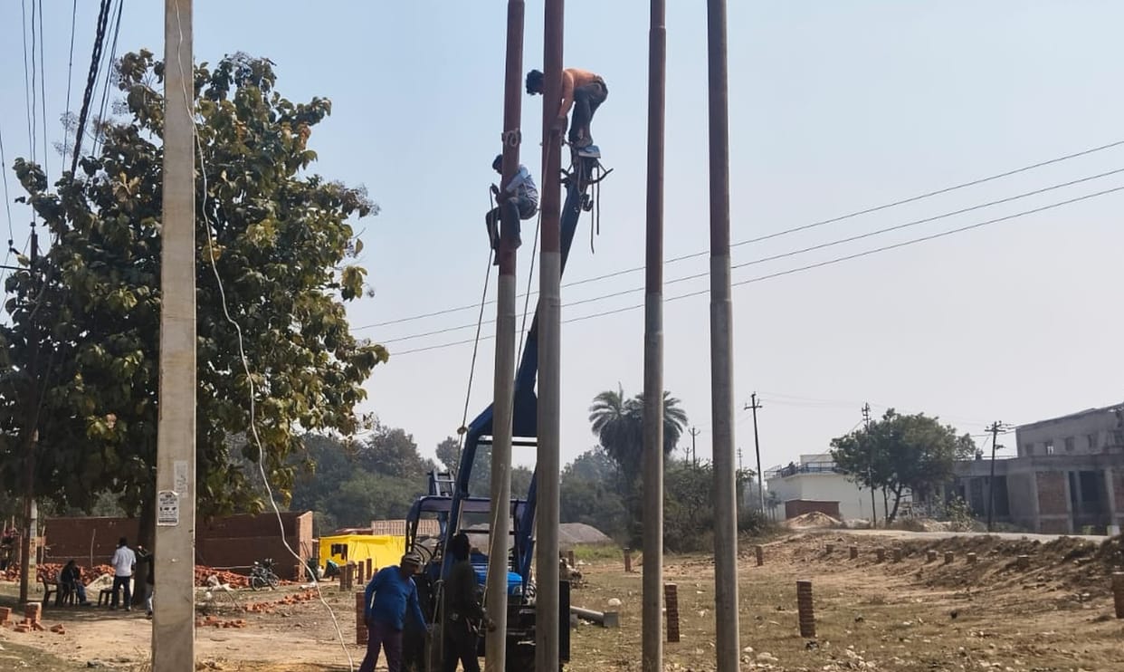People were distressed due to an eight-hour power outage in the city