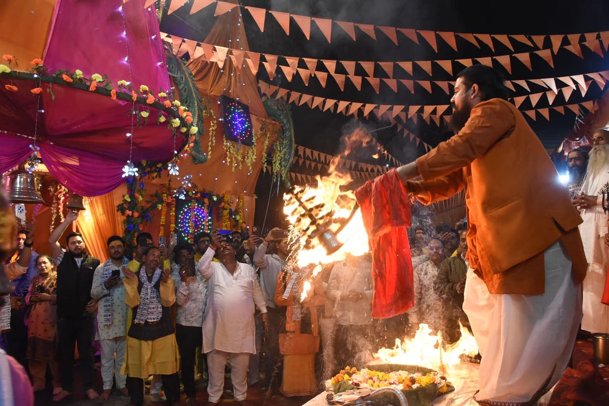 Har Har Mahadev echoed in the Shiva temples... the city dwellers danced as wedding guests.