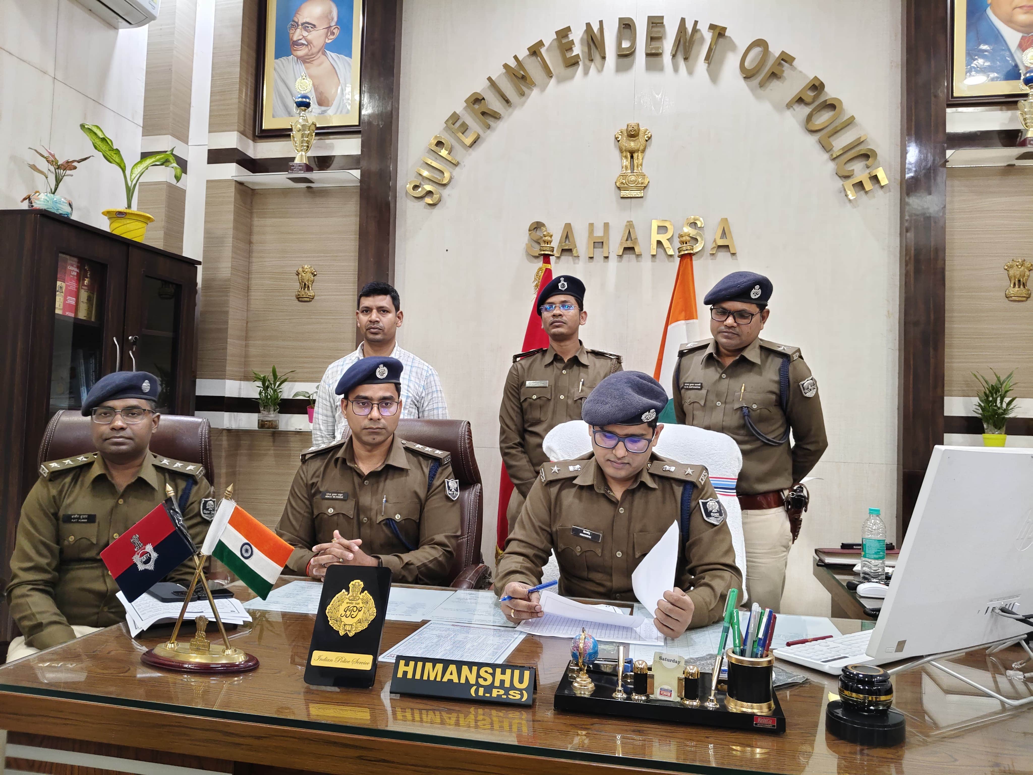 प्रेस वार्ता करते एसपी हिमांशु पुलिस गिरफ्त में आरोपी बरामद हथियार व कारतूस