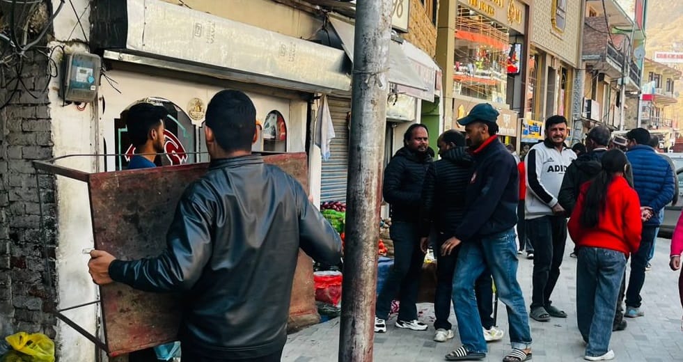 Administration and Municipal Council removed encroachment in Rohru, confiscated goods