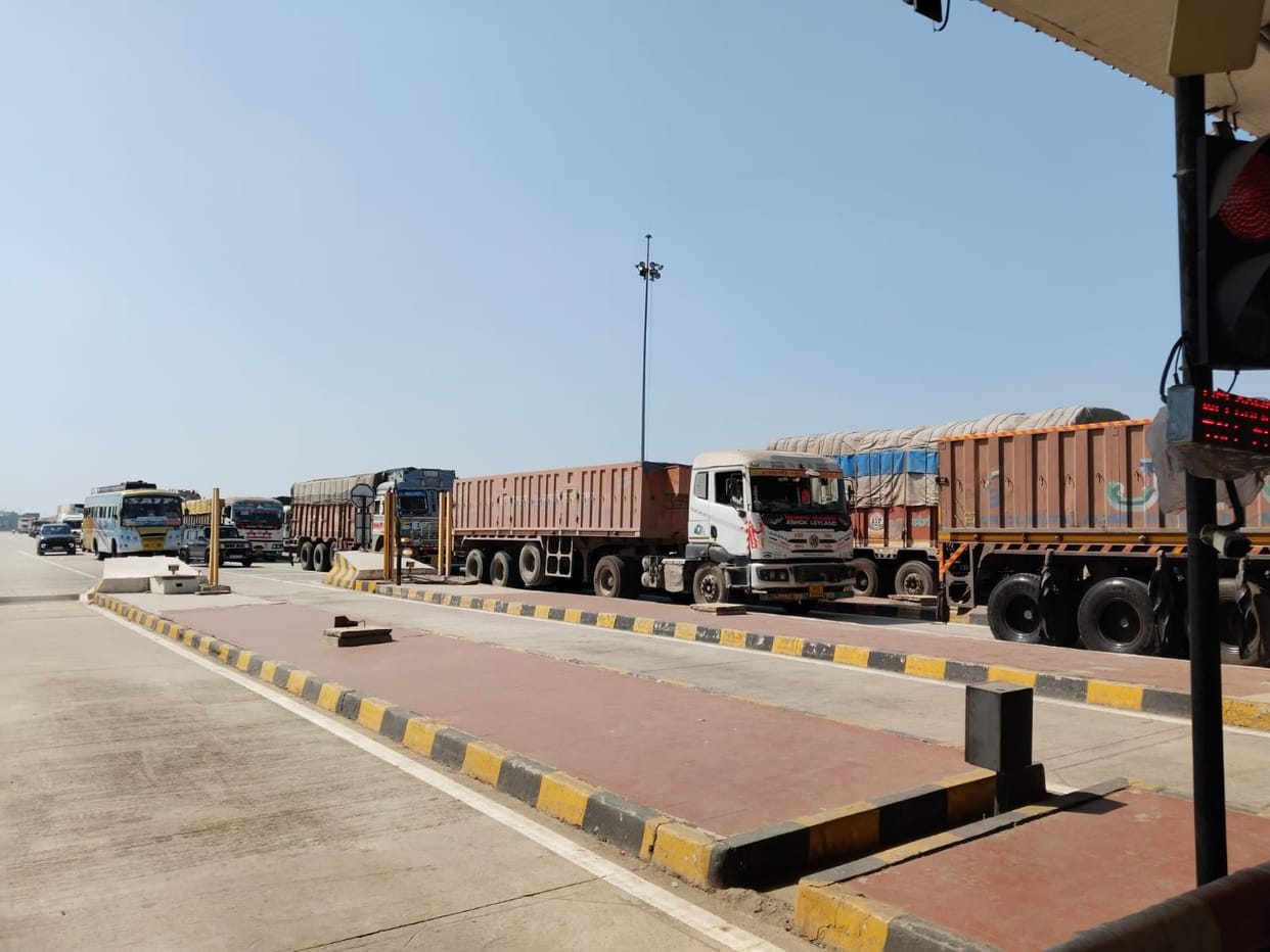 Server failure leaves 800 vehicles, big and small, without toll.