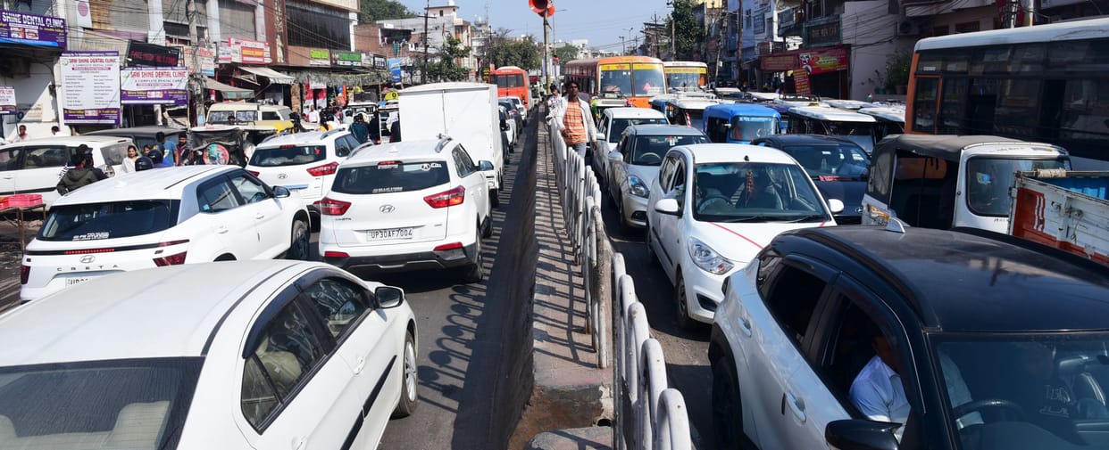 Traffic helpless in front of buses in Alambagh