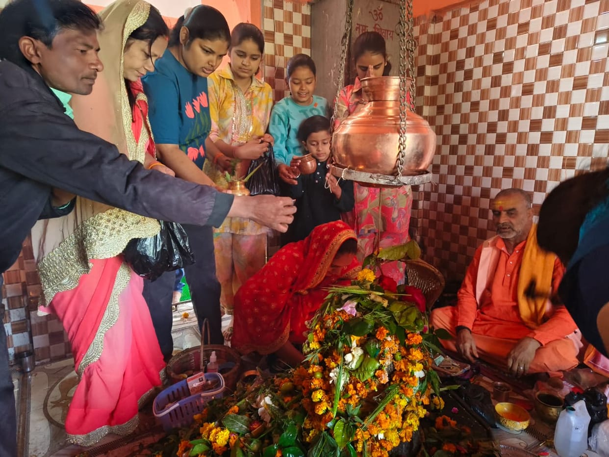 At the door of Bholenath, the chants of Har Har Mahadev echoed