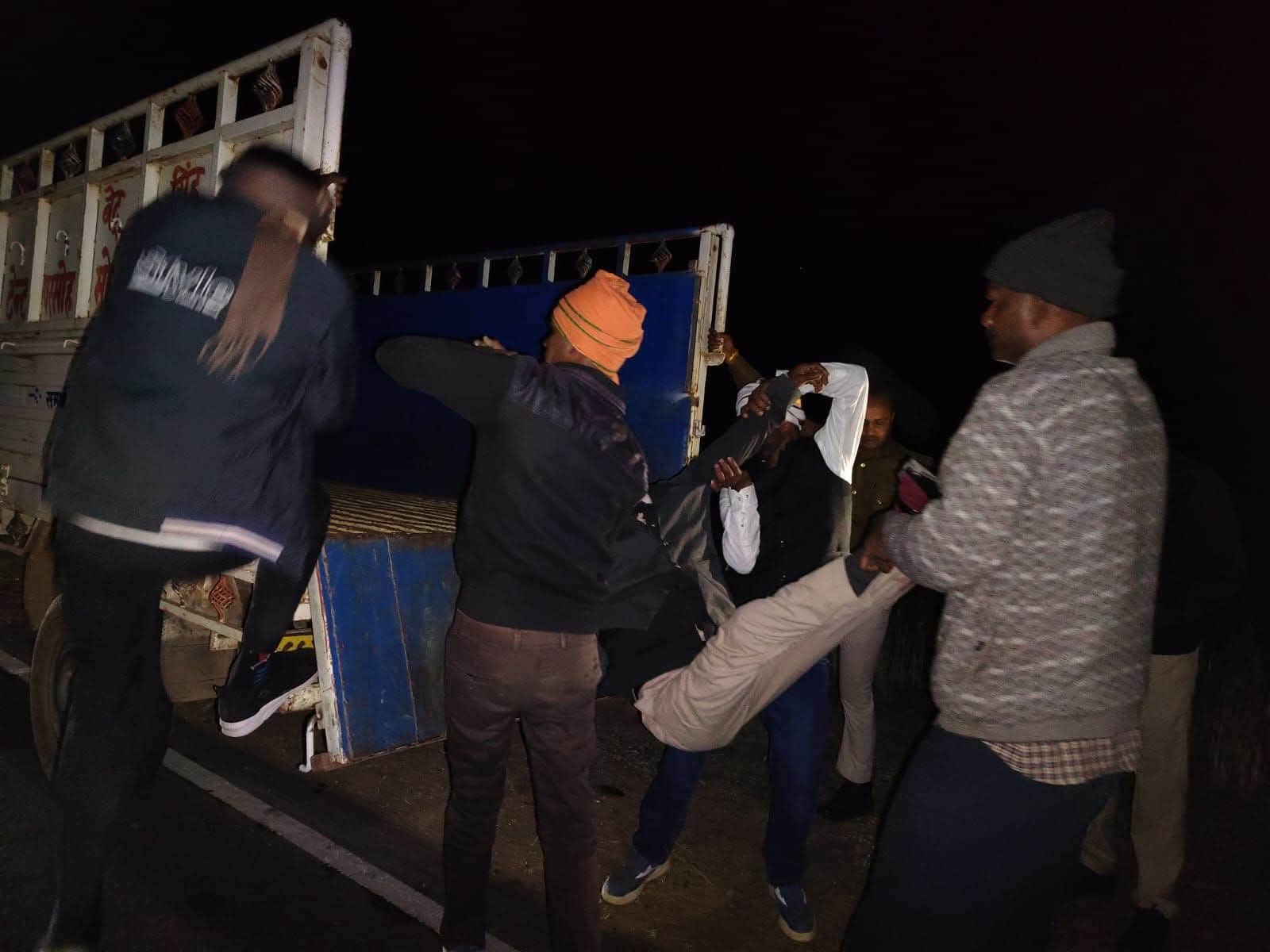 सड़क हादसे में 3 लोगों की मौत